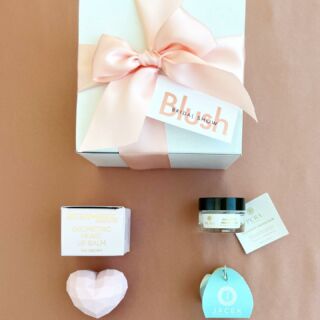 Treating some of our lovely brides to these pretty bridal boxes. Curated by the wonderful @grayjaygifts. They’ll be at our event selling gift boxes for family, bridesmaids and of course the bride or groom.  Thanks to @jacekchocolate, @purabotanicals and @rebelsrefinery for these perfect little gifts.