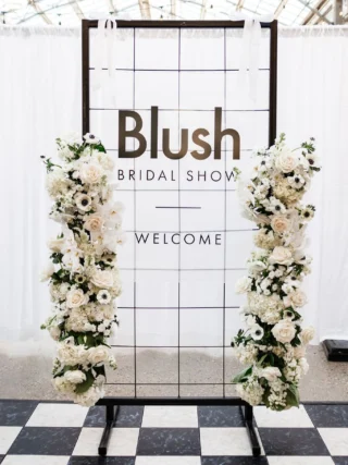 Last year, we embraced a classic black and white theme that felt timeless 🖤🤍 For 2026, we’re considering bold colors, an emerald garden vibe, or perhaps a soft butter yellow 💛 What are your thoughts? We’d love to hear what colors you’d like to see. 

Floral: @salisburyfloralstudio 
Stand and flooring: @specialeventrentals 
Photo: @amaireco 
Venue: @eventsatenjoy